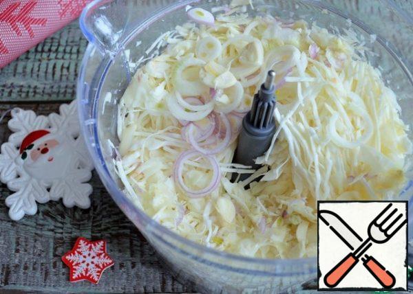 Chop the cabbage, garlic and onion,
the combine will perfectly cope with this.
Stir, fry 3/4 of the mass in vegetable oil for 5 minutes, add salt.