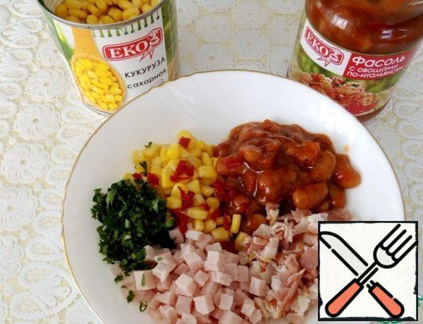 Mix bacon and ham with canned sweet corn and canned beans with vegetables in Italian, add hot pepper to taste.
