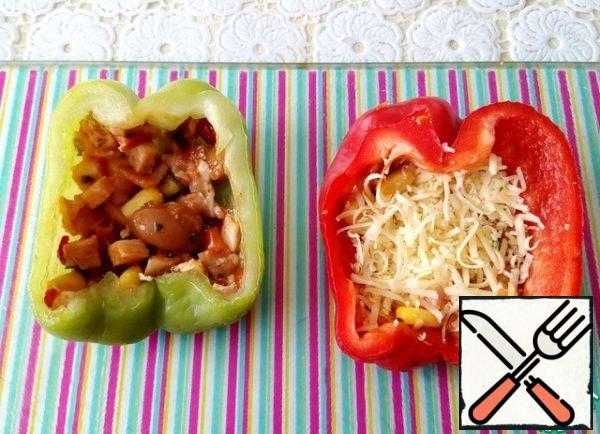 Tightly lay the pepper halves in layers: the filling of vegetables with meat, cheese, etc.