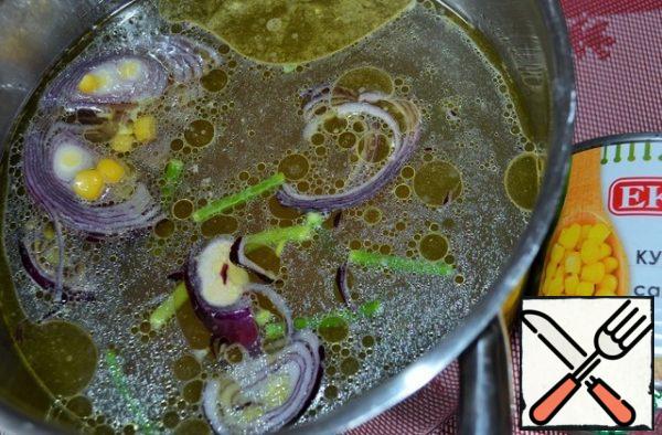 Put 2.5 liters of broth on the fire again, bring to a boil.
Put the corn, garlic arrows, ginger slices, red onion rings.
Cook for 5 minutes.