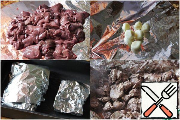 Liver to clear from films, wrap in foil.
Peel the garlic and wrap the cloves in foil.
Put the rolls in the form and bake in the oven, preheated to 160°C, for ~30 minutes.
Then open the foil and let the liver cool down a little.
