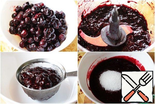 Defrost the black currant and drain the juice.
Chop the berries in the bowl of a food processor, then RUB through a sieve and add the sugar. The taste should be sweet and sour, pleasant.