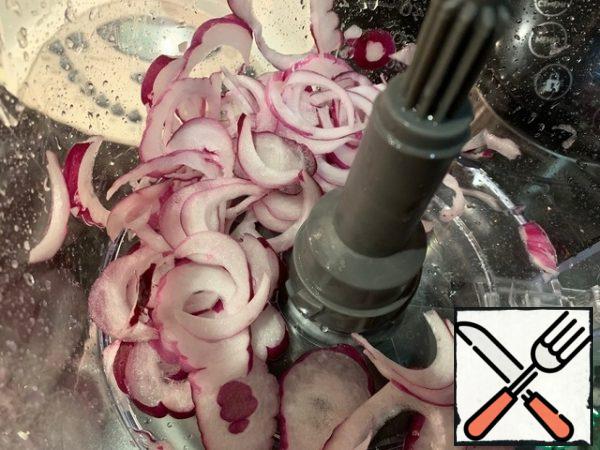 Peel the onions and carrots. Thinly slice the onion.