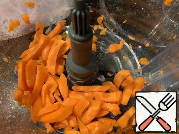 Cut the carrots into cubes.