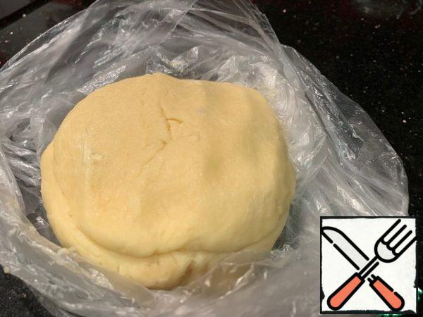 Gather the dough into a ball and put it in the freezer for 20 minutes.