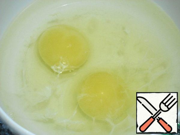 Pour enough water into a bowl to cover the eggs.
Break the eggs gently and pour into the water.