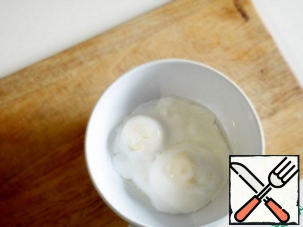 Put the bowl of eggs in the microwave, cover with a lid or cap.
Cook at full power until ready.
I set it for two minutes, the eggs are "plowed", after a 5- second interval for another two minutes, now they are suitable for cutting into a salad.