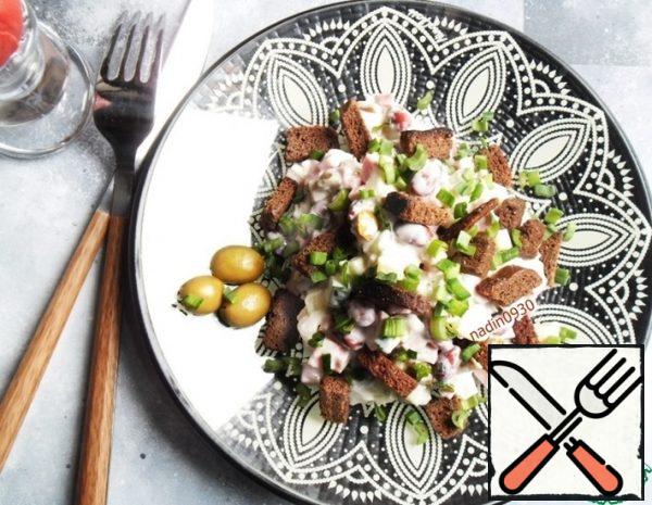 Salad with Olives and Crackers Recipe