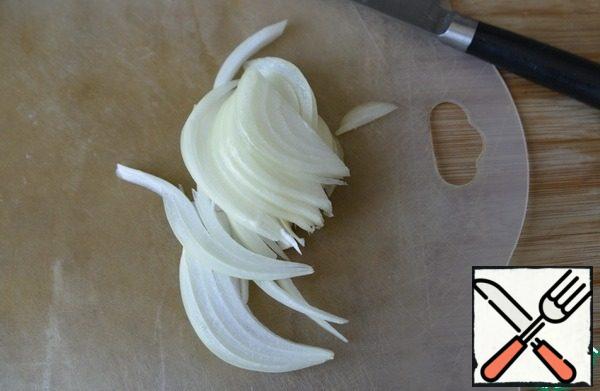 We clean the onion and cut it with arrows.