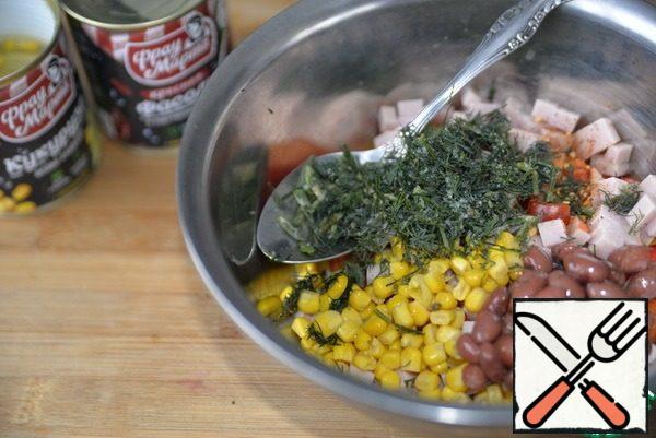 Add to the salad a mixture of peppers to taste and finely chopped dill, I have frozen. Salt is not required in this salad, it is present in the products.