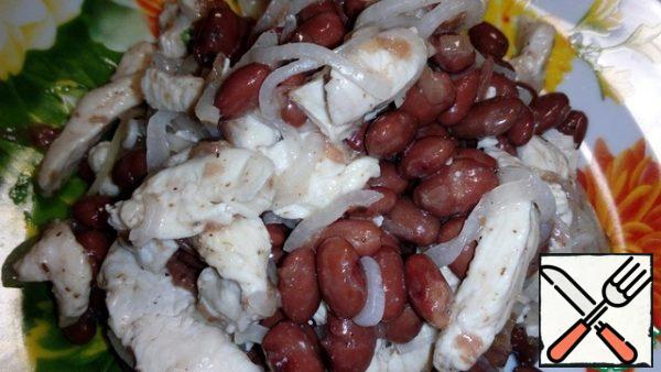 Mix the chicken with the pickled onions and beans.