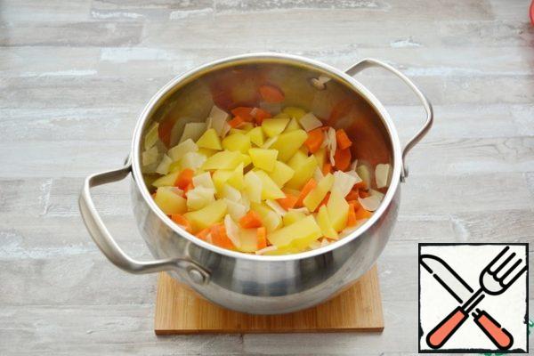 Separately, dip the vegetables in lightly salted water for about 10-15 minutes (the vegetables should be soft, but not overcooked). Flip it into a colander to drain the water. Fold into a saucepan and stir