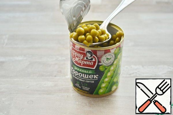 Add preheated green peas "Frau Marta" to the vegetables (without liquid).
Net weight of a can of peas is 310 g.