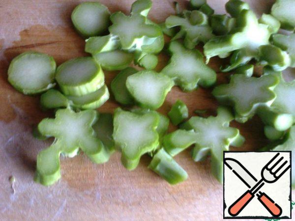 Do not throw away the stalk, but cut it 0.4-0.5 cm thick.Cook for about 2 minutes in a small amount of salted water (2 fingers above the stem). Reduce the fire. Add broccoli inflorescences here (they are steamed). You don't need to add water. After 2 minutes, remove from the heat.