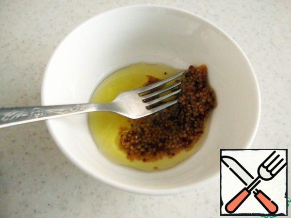 Prepare the dressing.
Combine lemon juice, mustard and olive oil in a bowl .
Beat with a fork until smooth.