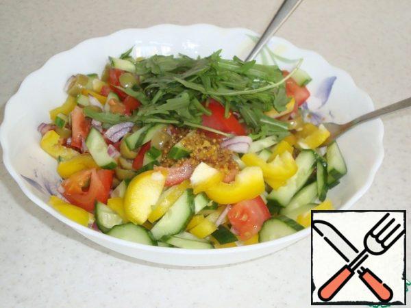 Combine all the ingredients in a salad bowl.
Pour over the dressing and add the arugula.