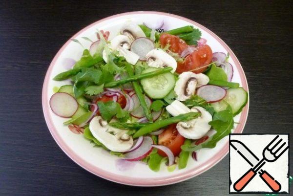 Cut the vegetables into convenient pieces , but do not mince them too much . RUB the fresh mushrooms and cut them into thin slices. Blanch the asparagus for 1-2 minutes and cool in cold water.
Put the slices on a plate on top of the greens and pour the dressing over them.
Serve immediately on the table!