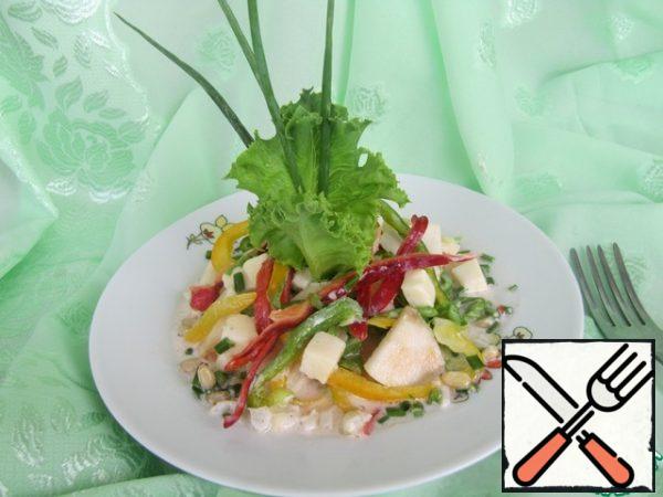 Arrange the salad with the remaining chives and green lettuce leaves.