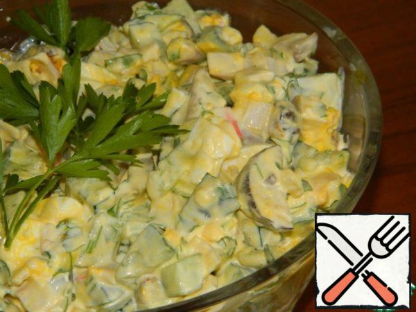 Cut the parsley and combine everything with the mushrooms. Add mayonnaise and mix. It is advisable to cool a little in the refrigerator.