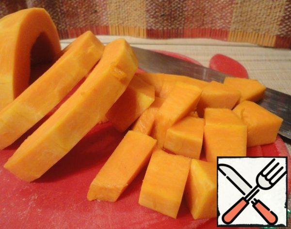 From the pumpkin, cut a piece of about 200-250 gr, clean, cut into cubes.