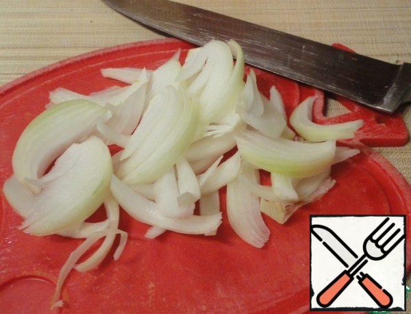 Cut the onion into feathers.