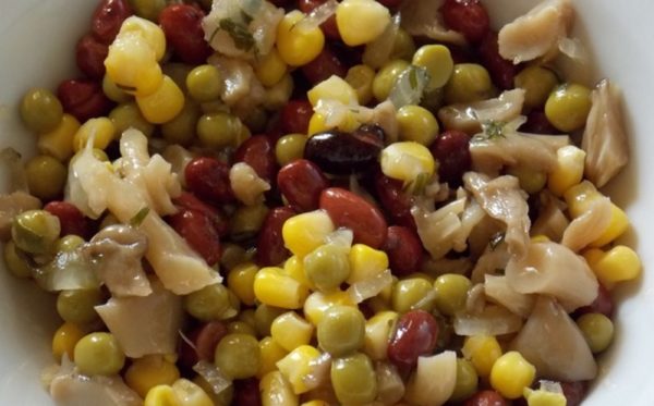Mix all the ingredients. Season with oil and let stand for 5 minutes.