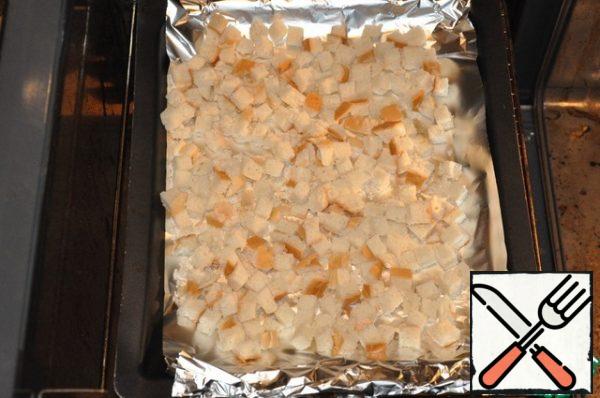Cut the loaf into small cubes and put it in the oven. Dry. There is an option to do the same in a frying pan, but I do not like it.