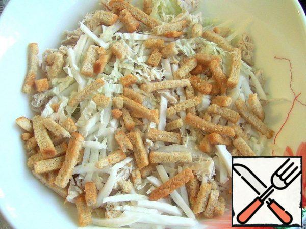 Mix the chicken fillet with the cabbage, add a little mayonnaise, and mix. Before serving, sprinkle with crackers.