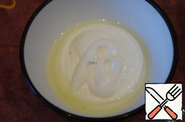Put the mayonnaise in a bowl, squeeze the lemon juice into it and mix well.