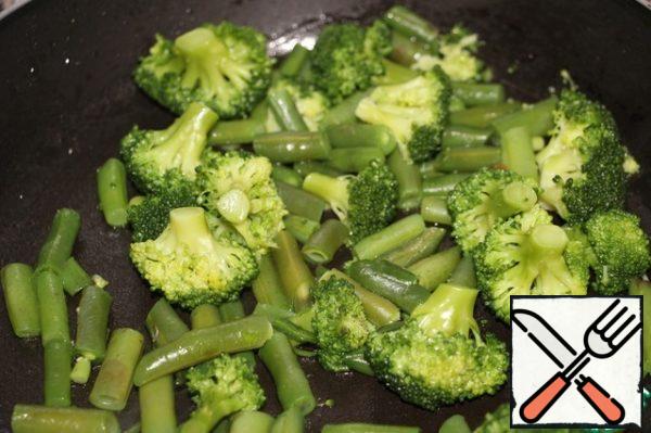 Remove the mushrooms, and fry the broccoli and string beans in the same oil, first boiling them in salted water for 2 minutes. Fry on high heat to make the cabbage and beans crunchy.
