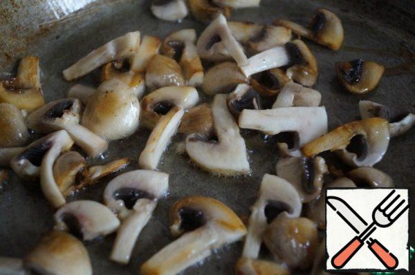 Put the mushrooms in the pan and fry them on high heat for 2 minutes.