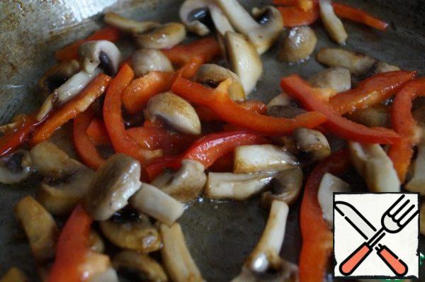 Then add pepper to the mushrooms and fry for another 1 minute.