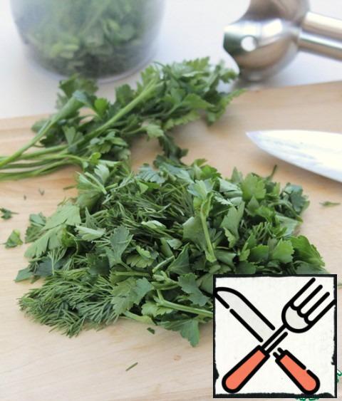 Wash, dry, chop and chop the herbs in a bowl with a blender, pour the vegetable oil and add salt and pepper to taste.