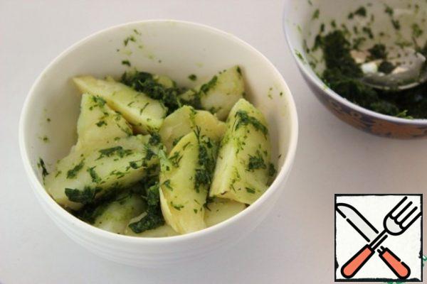 Mix potatoes with herbs. We can say that this is a ready-made dish, delicious, fresh, but we go further.