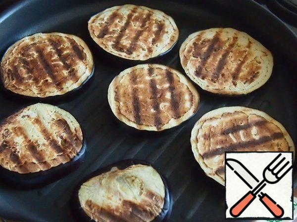 Cut the eggplant into circles about 1 cm thick and fry in a dry pan or grill until soft, then cut into medium-sized pieces.