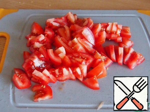 Cut the tomatoes at random.