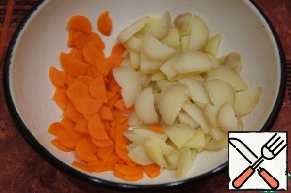 Boil beets, carrots and potatoes, cool and peel. Cut thin slices. Put the potatoes and carrots in a bowl.