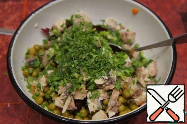 Add the chopped herbs and green onions to taste and mix everything carefully so as not to break the slices of vegetables.