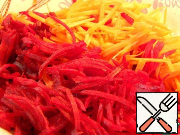 Chop the raw beets and carrots finely.