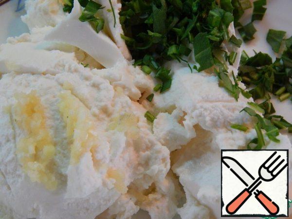 Add crushed garlic and finely chopped arugula to the soft cottage cheese (I have ricotta). Mix gently.