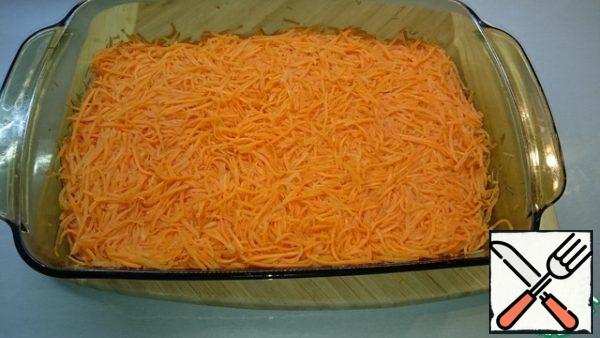 Three carrots on a special grater. Add vinegar, salt and sugar to it. Lightly mash with your hands, mix, seal and leave for 90 minutes.