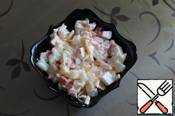 Mix the ingredients and season with mayonnaise. And we will have a delicious tender salad. Do not salt, cheese and crab sticks are salty. I also add 1-2 cloves of garlic, but this is for an amateur!