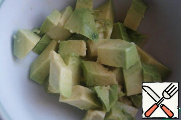 Peel the avocado, remove the stone and cut into cubes.