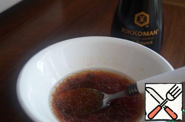 Prepare the salad dressing: pour grapefruit juice into a bowl, add soy sauce, olive oil and honey. Mix everything well.
