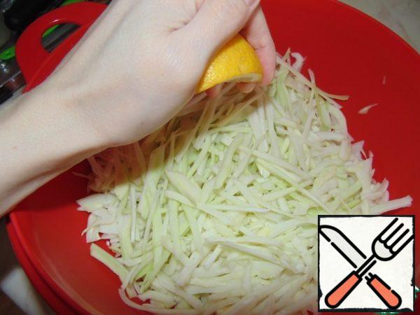 Put the vegetables in a deep bowl and pour the lemon juice over them.