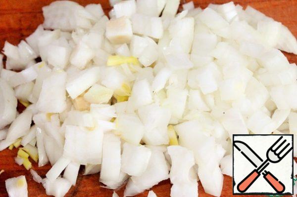 Peel the onion and cut it into cubes.