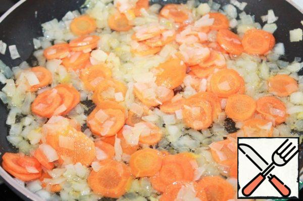 Pour vegetable oil into a hot pan. Spread the onion and fry on a lower-than-average heat until transparent. Then add the carrots, all together fry until the carrots are soft.