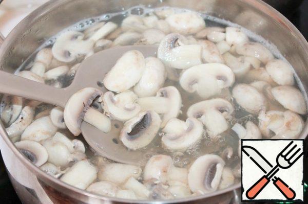 Add the mushrooms to the boiling water and cook for 7 minutes after boiling. We throw it in a colander, wash it with cold water and let it drain.
