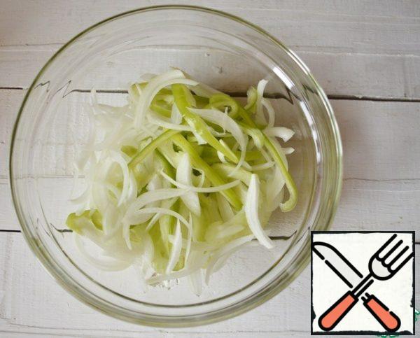 Thinly slice the celery stalk and onion-feathers. Add to the pepper.