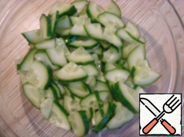 Cut the cucumbers into slices.